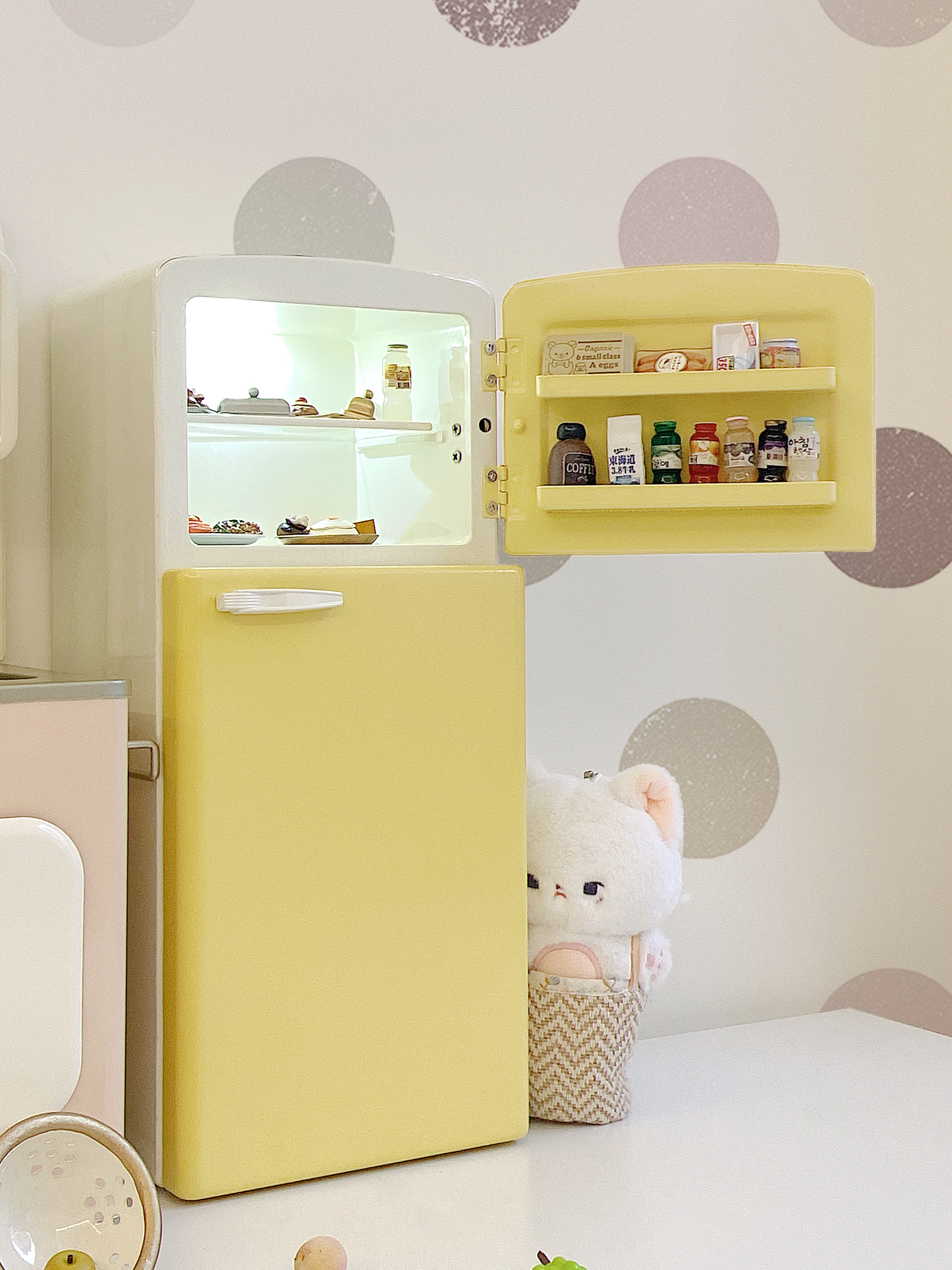 冷蔵庫・冷凍庫 yellow 1:6 Yellow Lighted Metal Dollhouse Refrigerator | Aizulhomey- 1:6